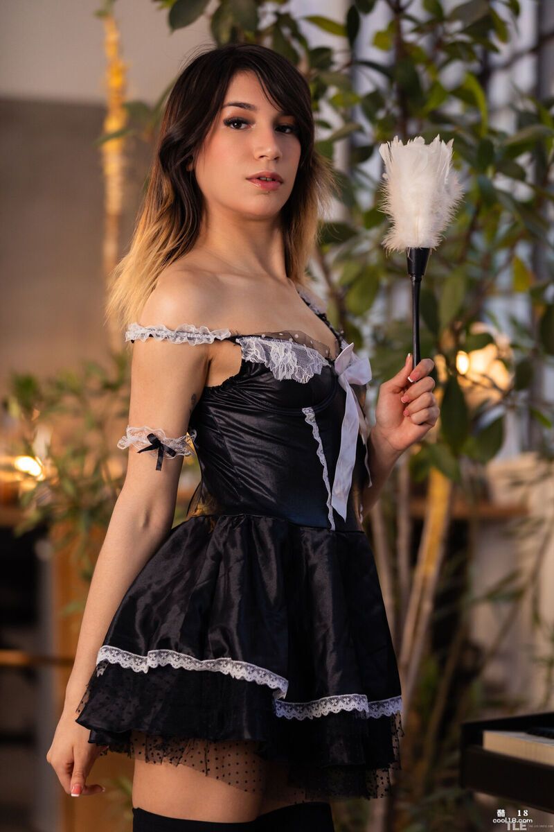 她那双无辜的眼睛与我对视 Her innocent eyes met mine