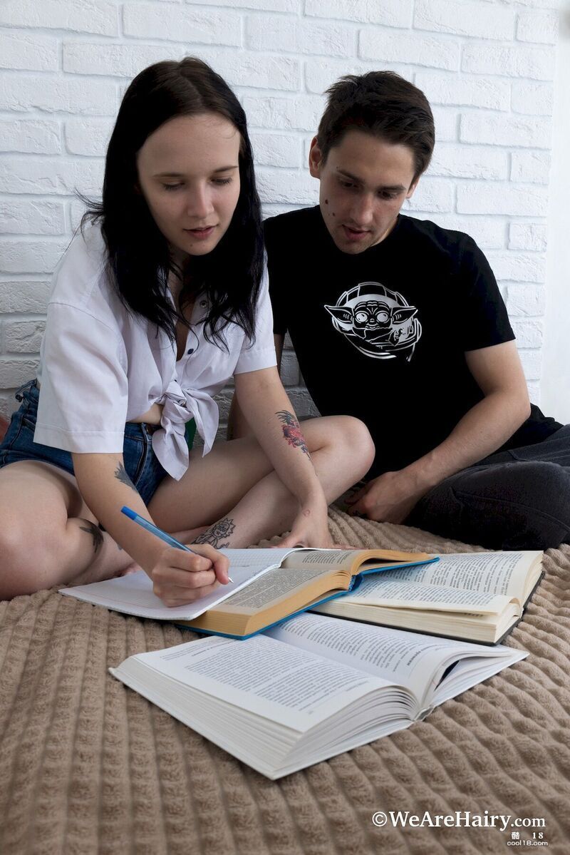 他猛烈地撞击她毛茸茸的阴部 He slams her hairy pussy