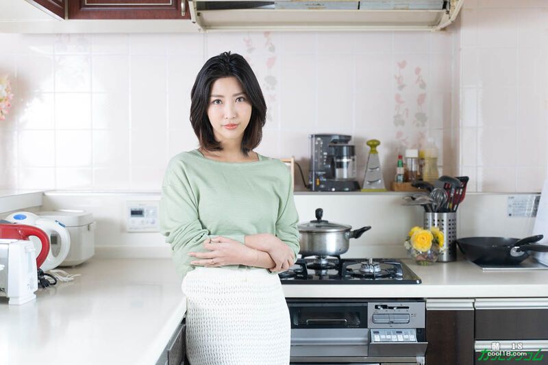 性感的日本人妻水川菫在硬核性爱后展示她中出的肉穴 Sexy Japanese w