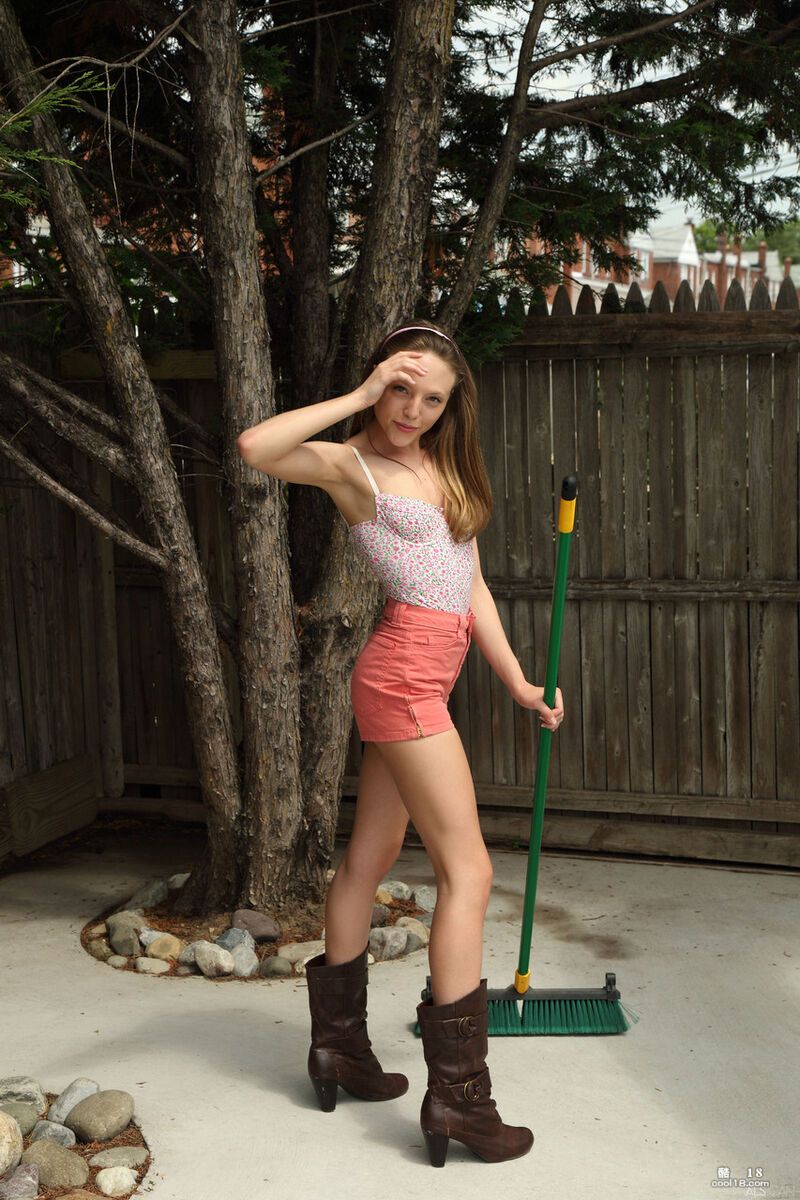 娇小的少女  Aubrey Star 在泳池畔脱下紧身连衣裤裸体玩弄自己粉红的小