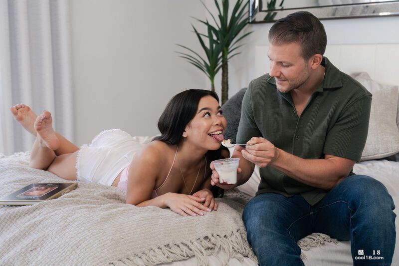 用熟练的手淫刺激他的勃起 Stimulate his erection with