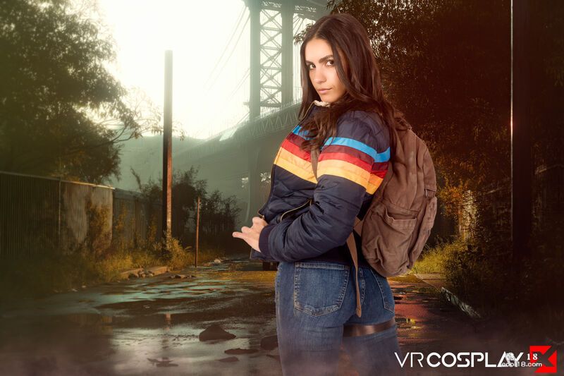 男友紧紧抓住她的臀部，深深地插入她的体内 Her boyfriend grabb