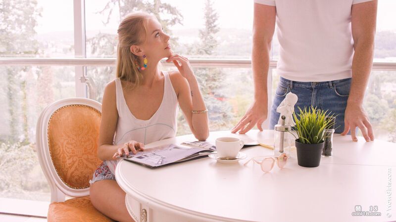 她迷人的纤细身躯和可爱的小胸部 Her charming slender bod