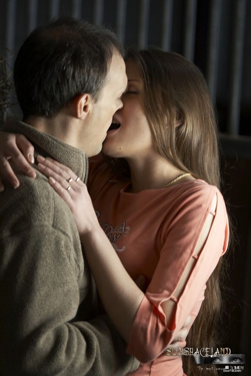 BDSM大师在公共场合惩罚美丽的女奴 Caroline Fox 和她的室友 BD