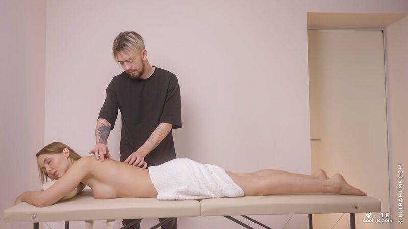 西伯利亚小姐（Sia Siberia）不由自主地被她那古怪的按摩师 Sia Si