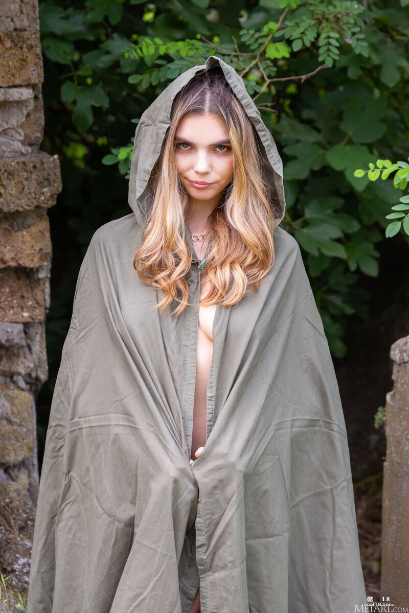 安妮特的斗篷滑落，露出了她赤裸的身体 Annette's cloak falls