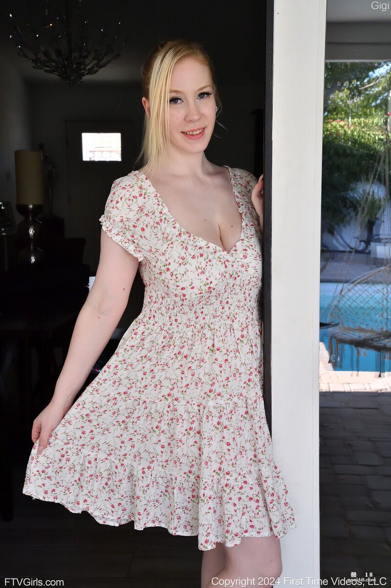 曲线优美的金发宝贝 Gigi 全裸炫耀她下垂的大奶子并玩弄她的粉红小穴 Curv