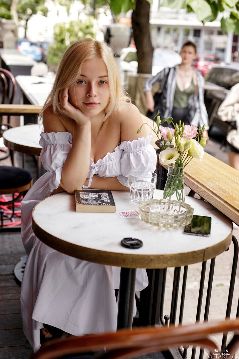 她的身体仿佛随时准备展现更多 Her body seems ready to r