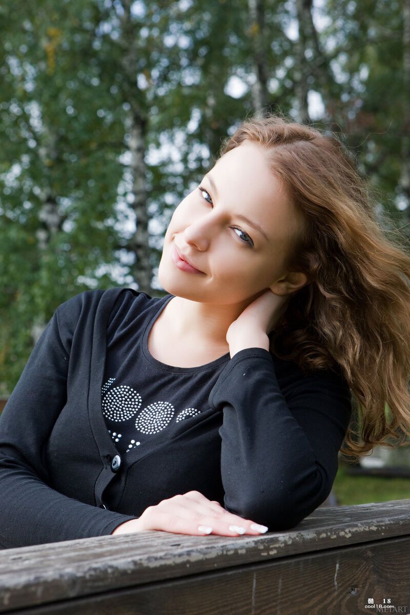 拥有天然乳房的少女 Nikia A 全裸炫耀她火辣的屁股和剃光的小穴 Teen