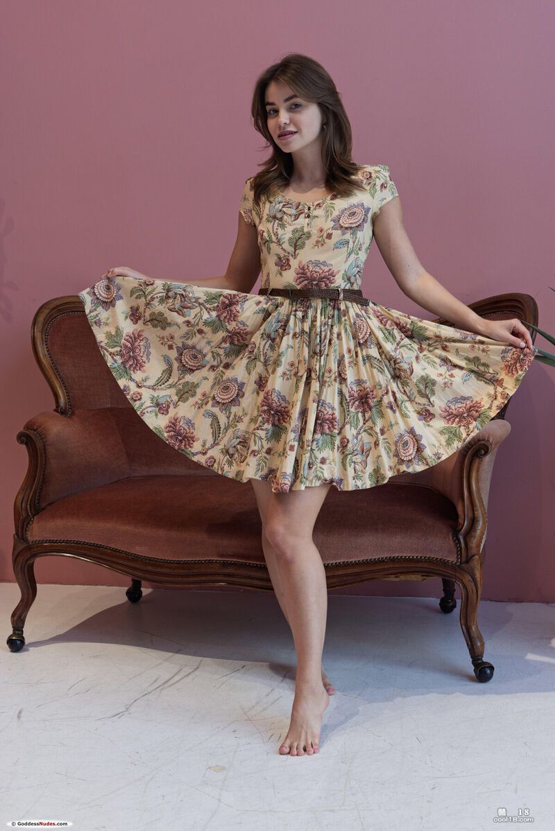 朱莉娅&middot;莫罗齐炫耀着她苗条的身材和毛茸茸的阴部 Julia Morozzi sh