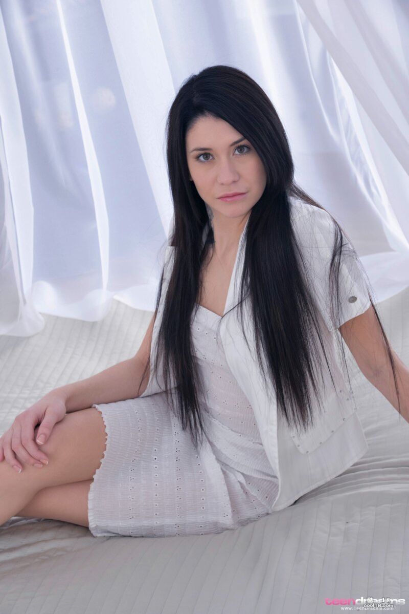 黑发女孩同时吮吸两个大阴茎，看起来很漂亮 Brunette girl sucks