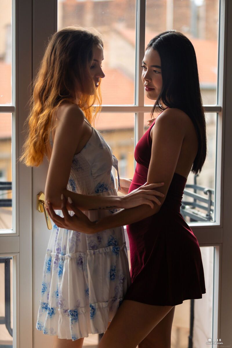 她们湿滑的阴部以一种狂热、湿润的节奏相互摩擦 Their slippery pu