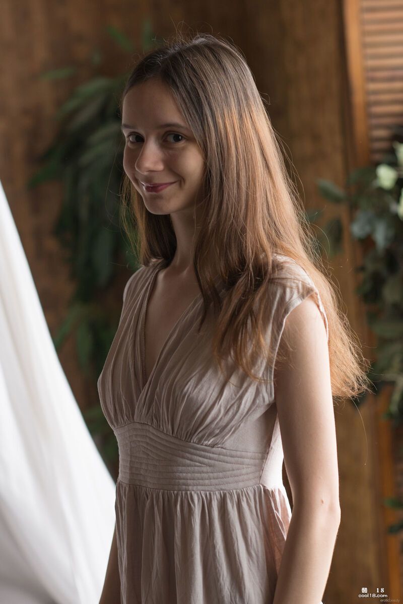 苗条身材的少女 Eiby Shine 全裸在床上炫耀她剃光的小穴 Slim te