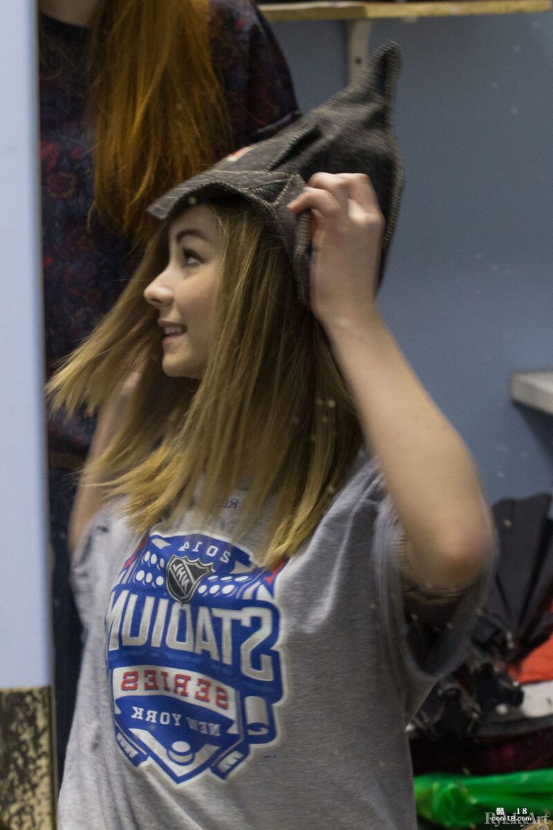 可爱的少女杰夫&middot;米尔顿裸露纤细身材并摆出各种姿势拍裸照 Cute teen Je