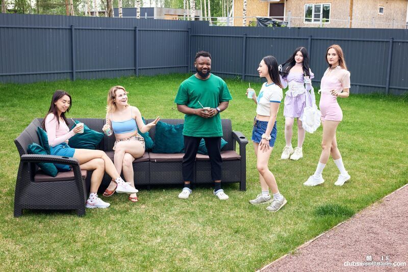 情侣们正聊得火热，音乐突然停止 The couple was chatting