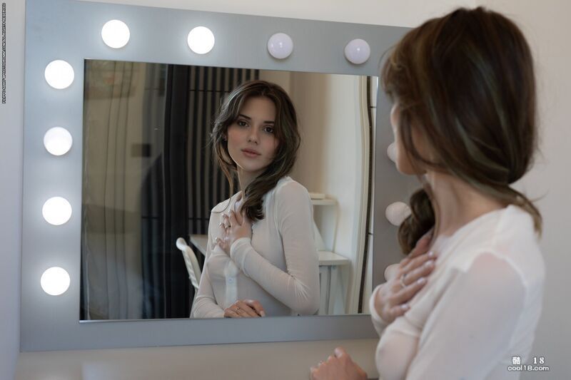 性感女郎解开衬衫的纽扣，脱掉衬衫 Sexy girl unbuttons her