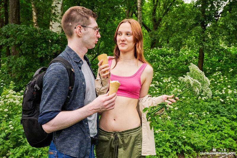 坎登斯和米奇在外面一起吃冰淇淋，然后进屋，米奇舔着她的脚趾 Candence a