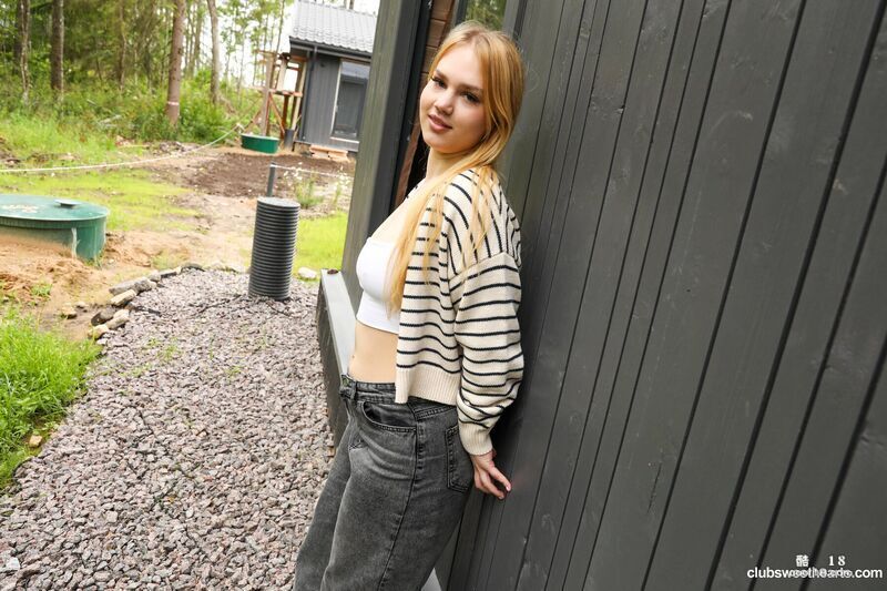 这时月亮小鬼捏了捏她的乳房，让她呻吟起来，给她口交 At this time,