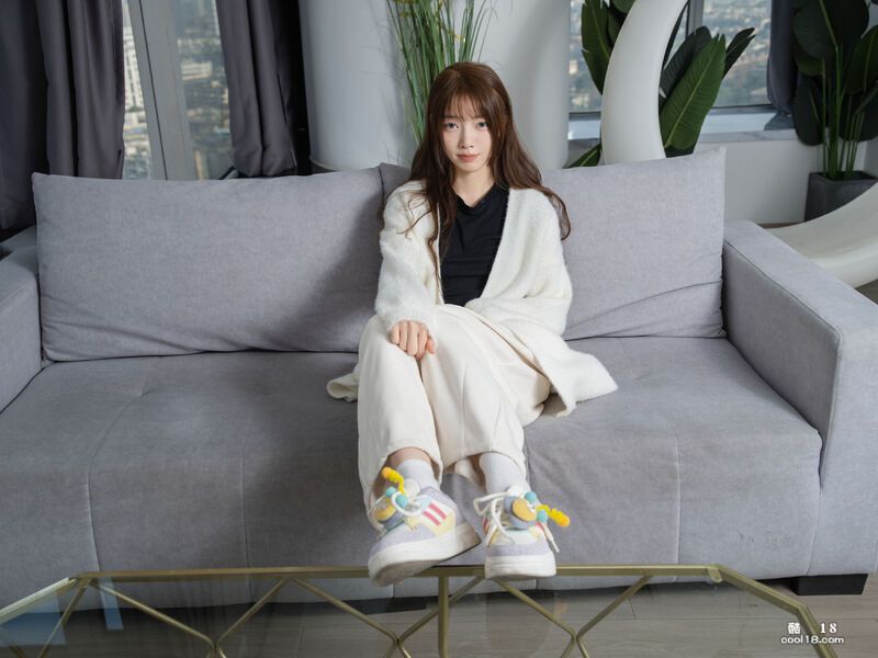 身高175cm的大二在读超美校花级模特【润润】全裸分开美腿小屄超嫩 A 175c