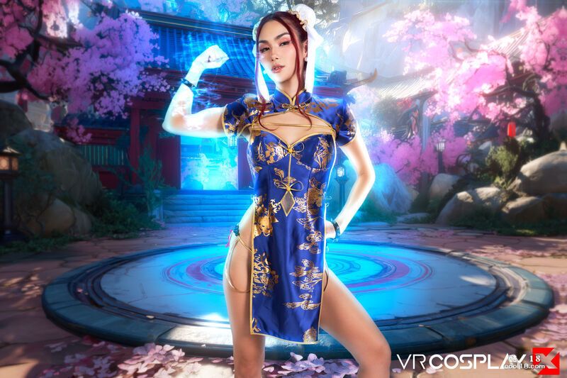 这位穿着性感cosplay服装的辣妹熟练地吮吸着她情人的阴茎 This hott