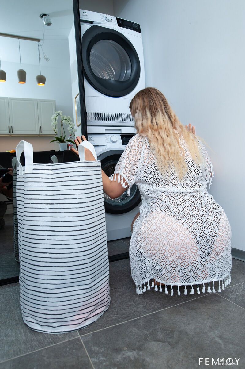 莉莉&middot;A 和尼科莱塔脱光衣服，赤裸的身体紧紧贴在一起 Lily A and Ni