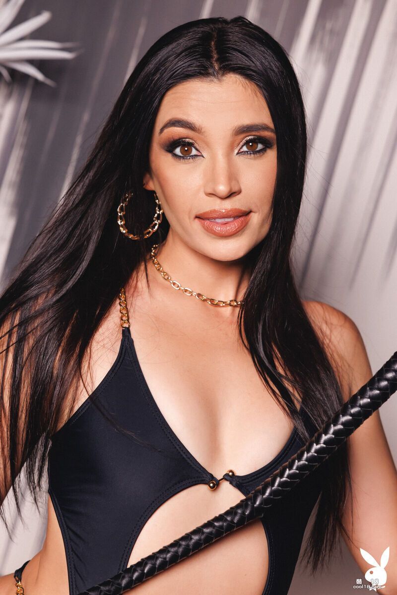 哈莉&middot;梅尔茨脱下连体比基尼，露出乳房和略带毛发的阴部 Halle Meltz s