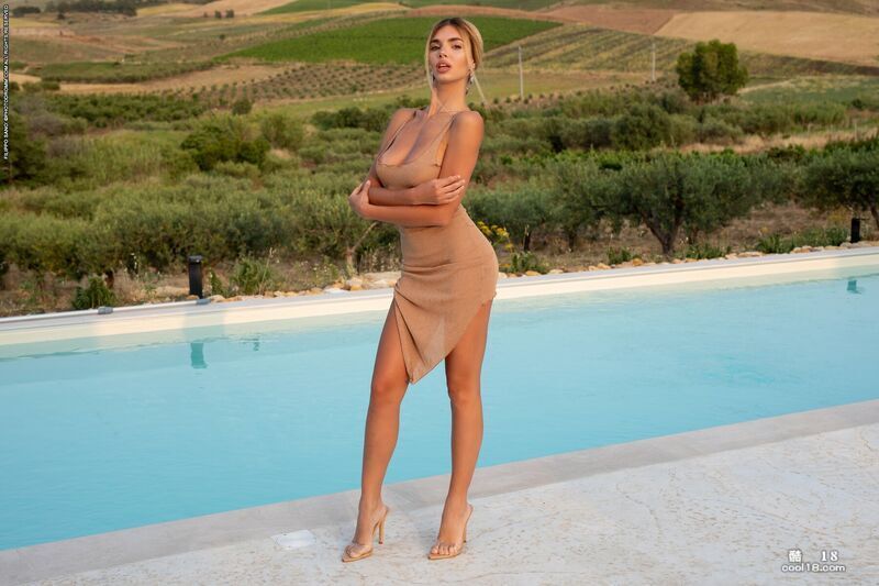 安妮丝脱下连衣裙，走进泳池 Anise takes off her dress