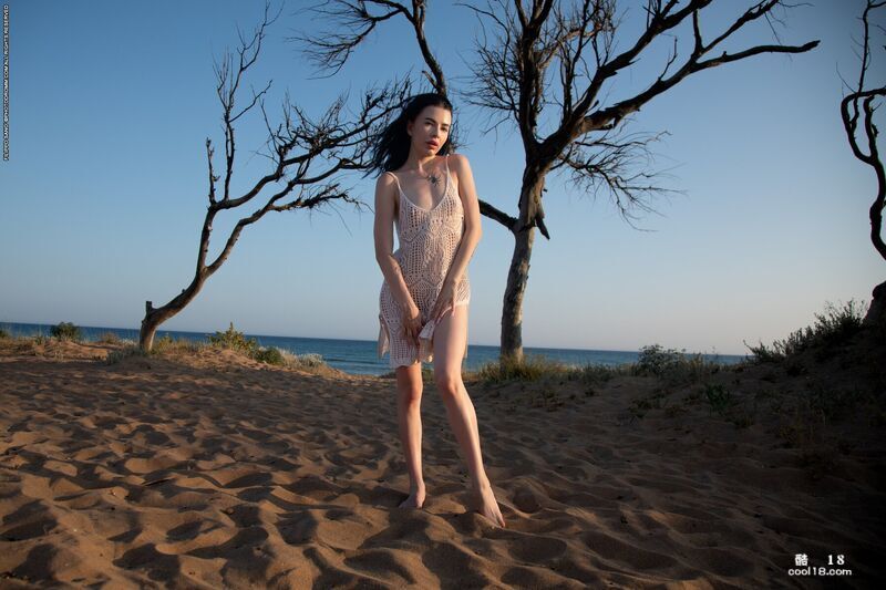 这位身材火辣的黑发女郎迅速脱下钩针编织的罩衫 The hot brunette