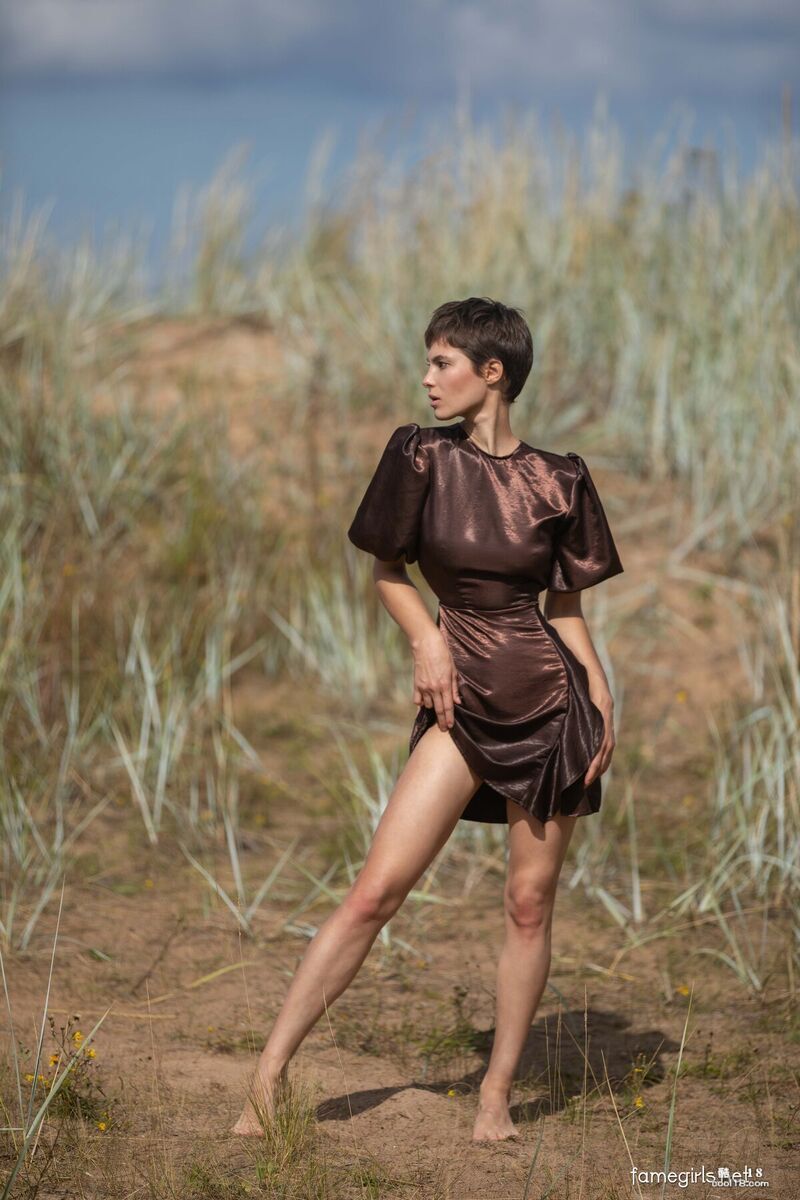 戴安娜张开双腿和臀部，向镜头展示她光滑的私处 Diana spreads her