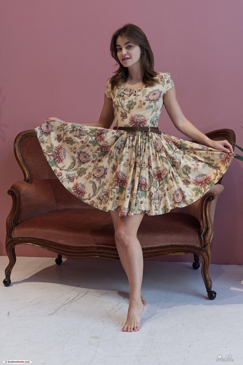 朱莉娅&middot;莫罗齐炫耀着她苗条的身材和毛茸茸的阴部 Julia Morozzi sh