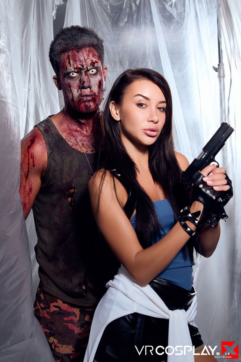 美女迫不及待地深喉吞咽着坚硬的阴茎，然后阴茎插入了她湿润的阴道 The beau