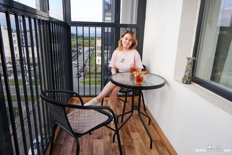 她吸他的鸡巴，他从后面猛操她，直到他射精 She sucks his cock