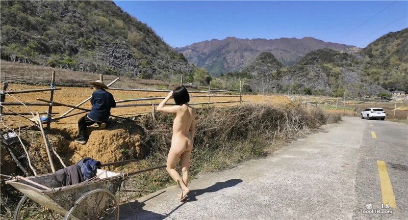 中国少女农村全裸露出自由行 引全村留守老头出来观看 A Chinese girl