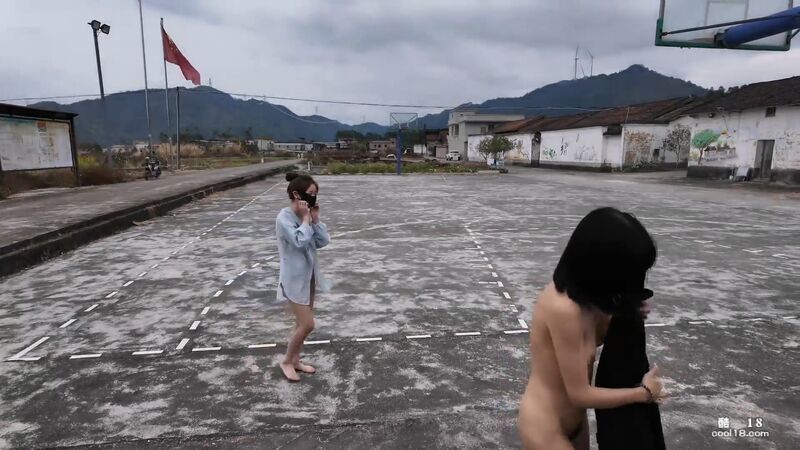精彩动态图  两位中国少女光天化日全裸打篮球，衣服被偷走还不知 Wonderfu