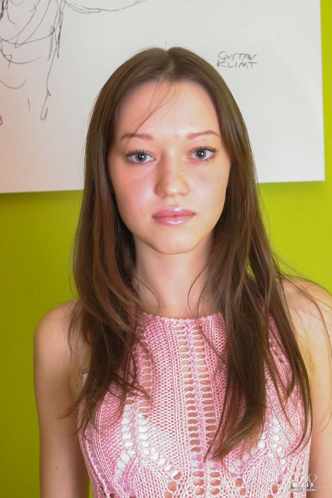 瘦削的18岁少女 Alexandra C 在沙发上脱光衣服用手捂住自己的小穴 S