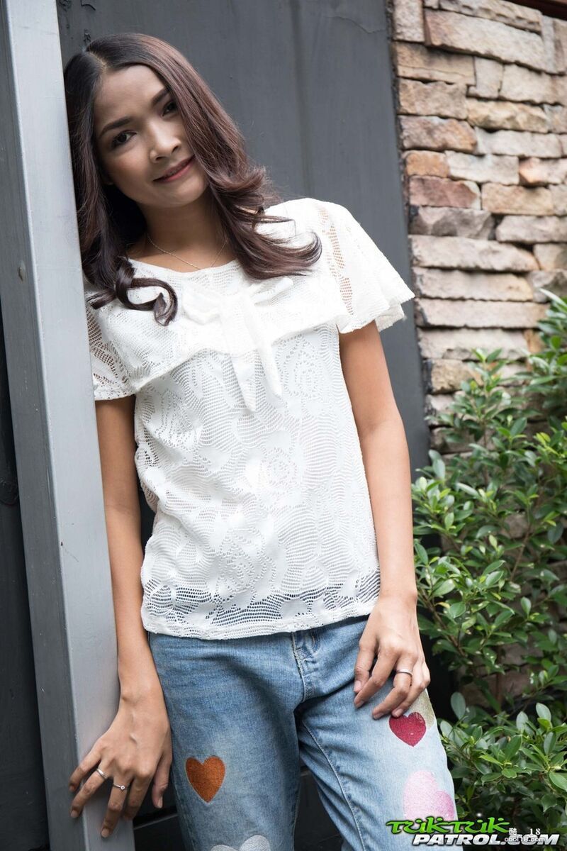 泰国少女 Mai Y 脱下衣服展示她甜美的身体让她的小穴被口交和操 Thai t