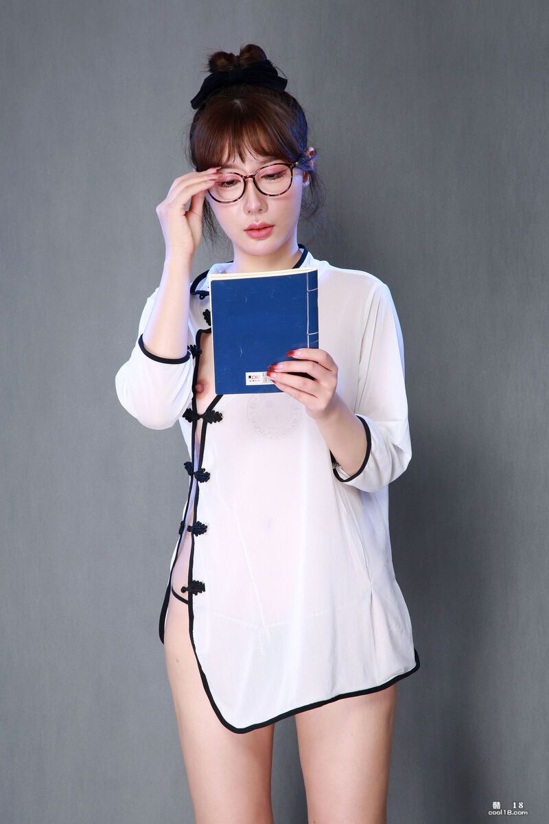 【精品写真】民国风知书达理的大小姐小晴光屁股读书 [Exquisite Phot