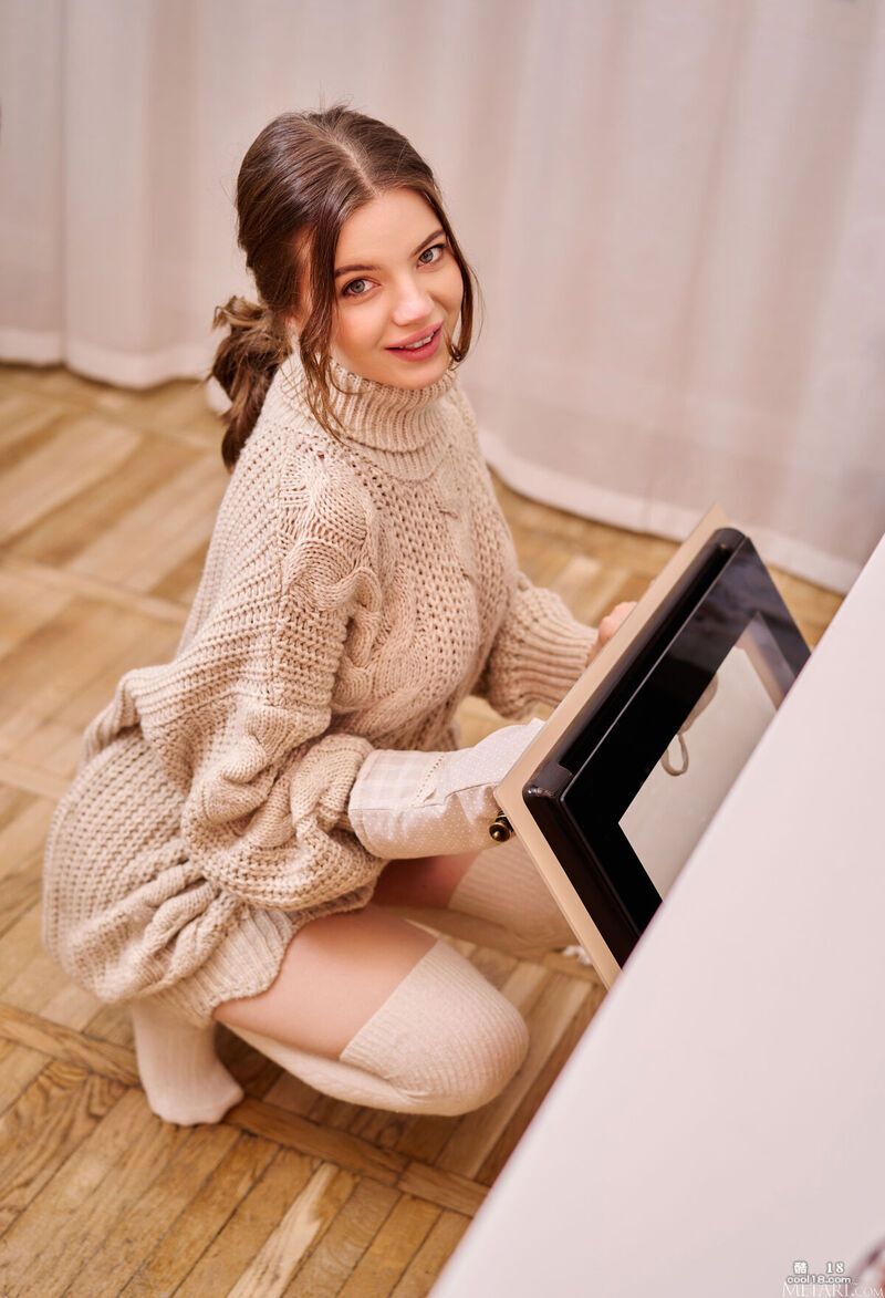 迷人的蓝眼睛流露出她充满爱意的想法 Charming blue eyes rev