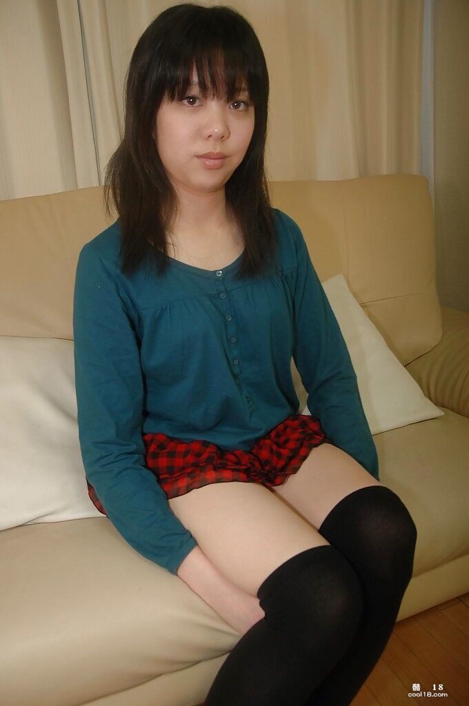 害羞的日本少女裸体并用手指扒开肉穴露出粉色嫰肉 Shy Japanese gir