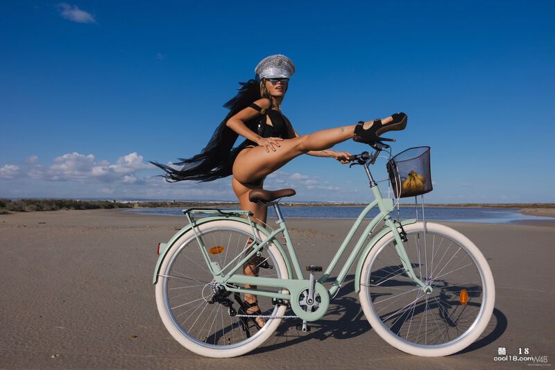 在干燥的田野里炫耀她裸露的身体 Showing off her naked bo