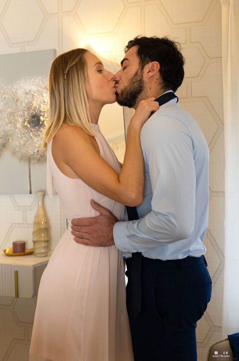 他推到床上，跨坐在他身上 He pushed onto the bed and