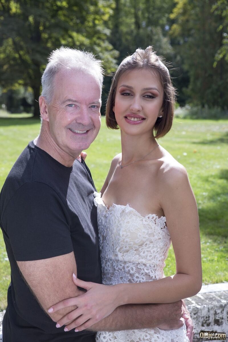 娇小的少女 Jessika Night 脱光全裸与一位老男人激烈性爱 Petit