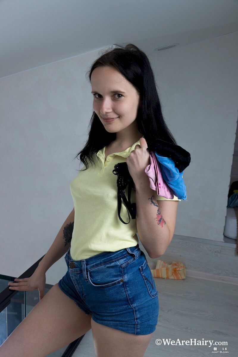 Pop 脱下内裤，完美地、粗鲁地口交  Pop takes off her p