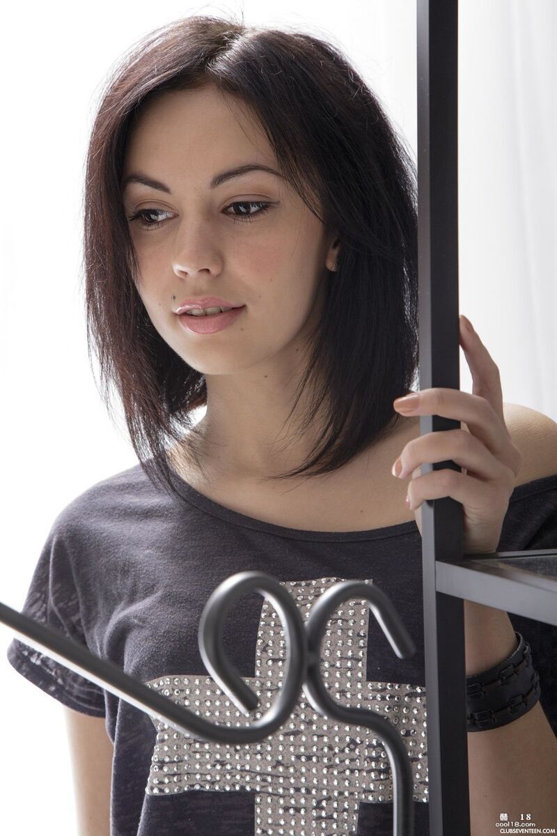 可爱少女 Sheri Vi 舔硬男友的鸡巴后被从后面肏进自己的小穴 Cute t