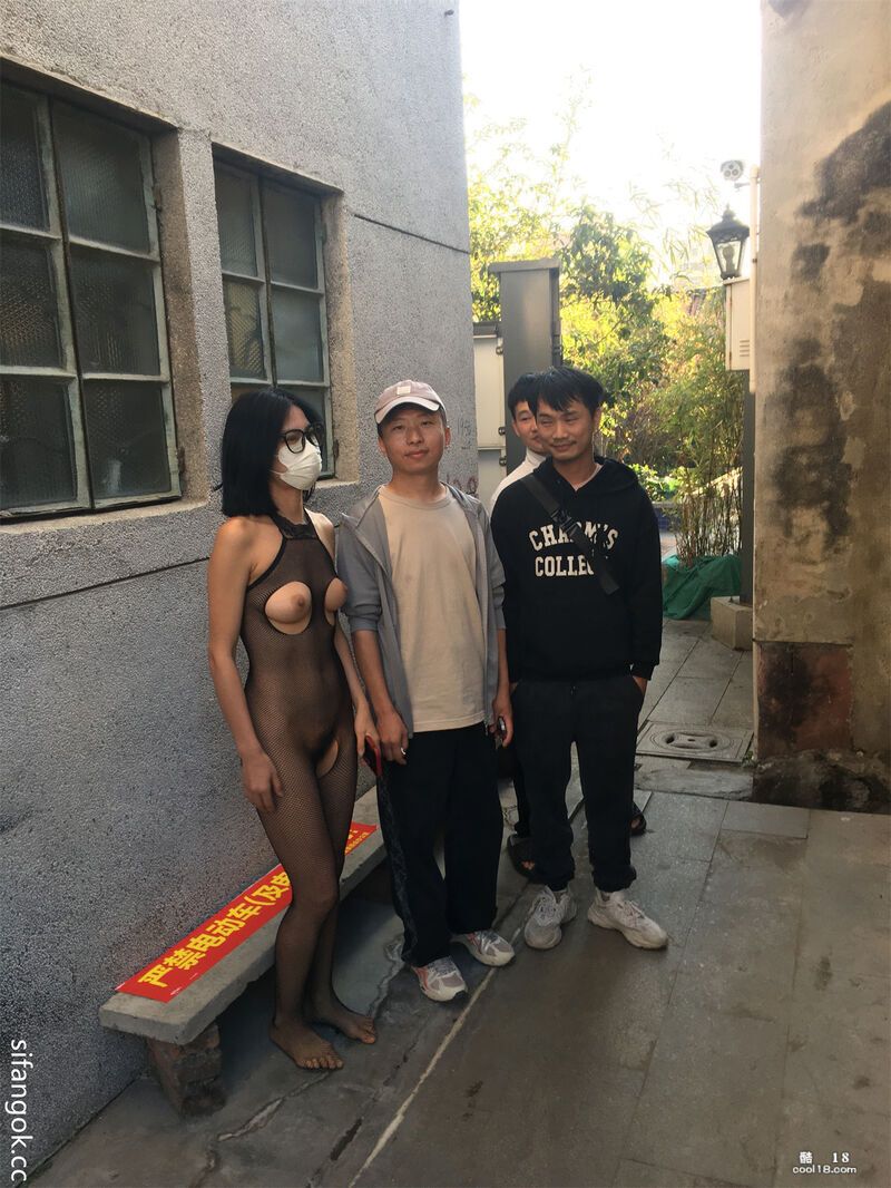 精彩动态图  超大胆户外全裸游荡与偶遇路人合影 Wonderful dynami