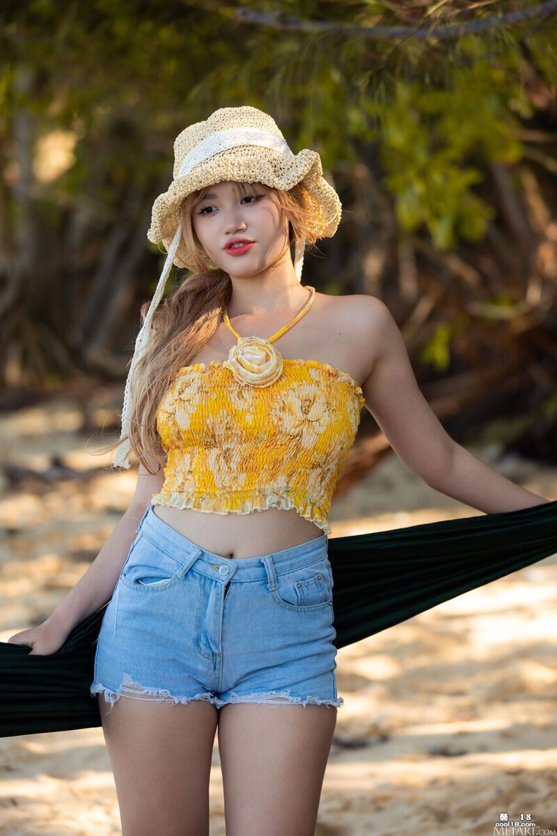 性感的亚裔少女 DANNY 在海滩脱光衣服展示丰满的裸体 Sexy Asian