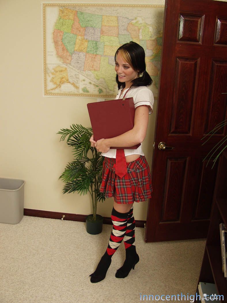 梳着辫子女学生在教室里被老师 "干 " A female student wit