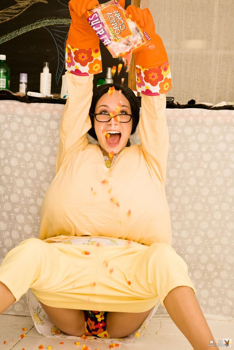 调皮的棕发眼镜女孩 Sarah Jebitsch 脱下肥大服装展示她苗条的裸体