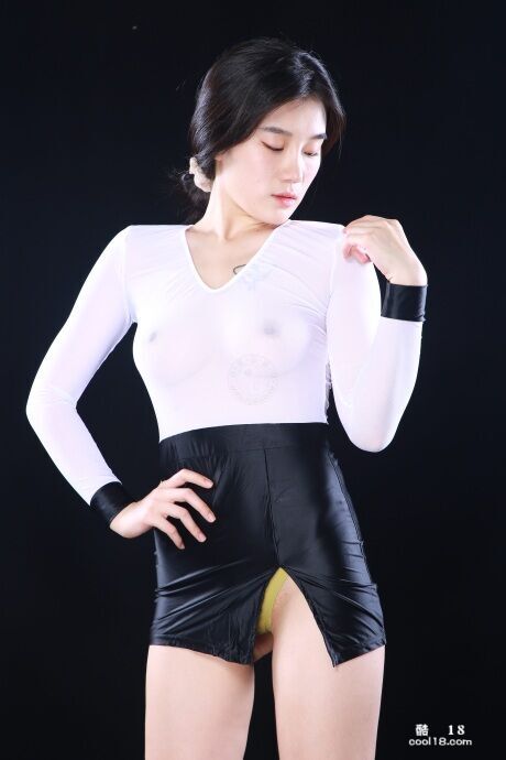 邻家少妇【小念】全裸展示无毛白虎穴，奶圆逼粉 The young woman n