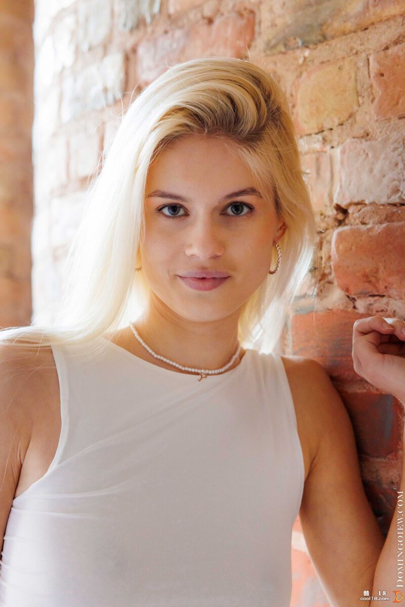 露出小巧的乳房和剃光的私处 Showing small breasts and